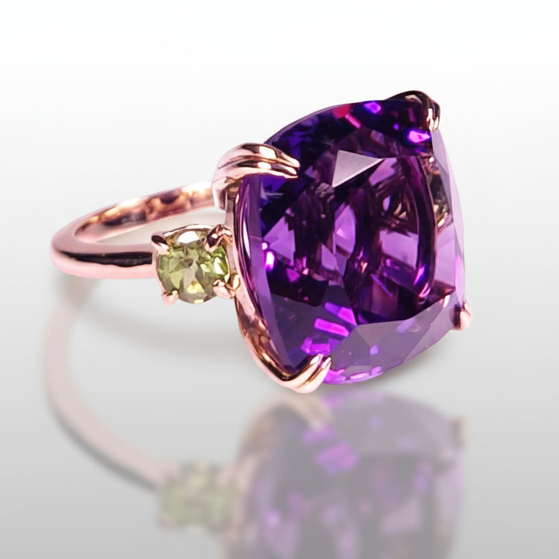 23 ct Royal Purple Amethyst & Peridots - 14k Yellow Gold