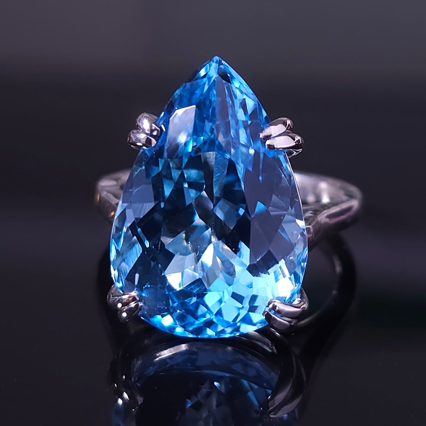 20 ct Swiss Blue Topaz - Sterling Silver Ring