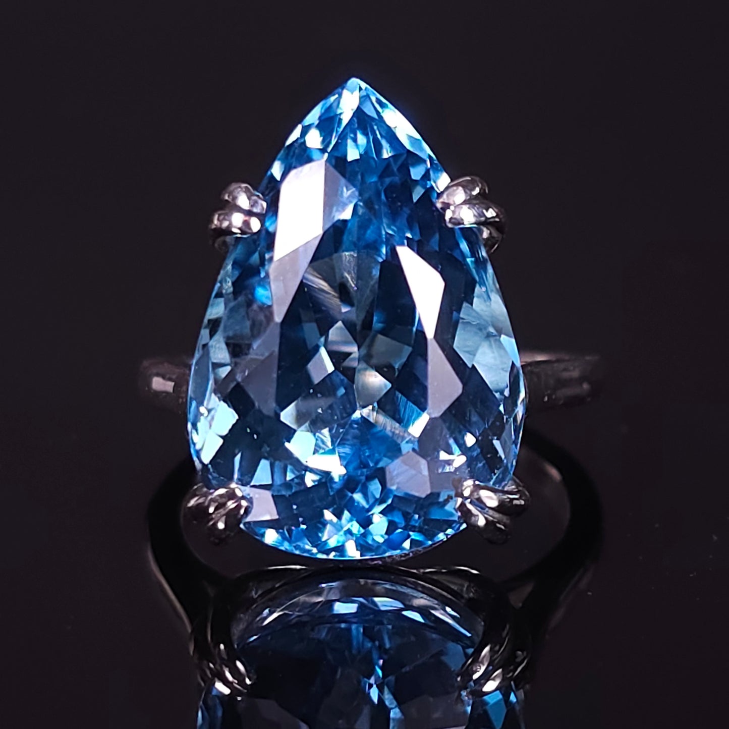 20 ct Swiss Blue Topaz - Sterling Silver Ring