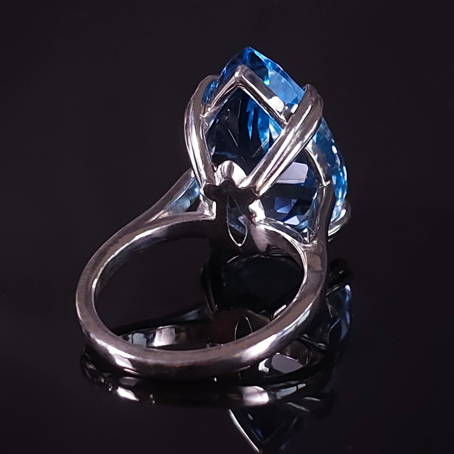 20 ct Swiss Blue Topaz - Sterling Silver Ring